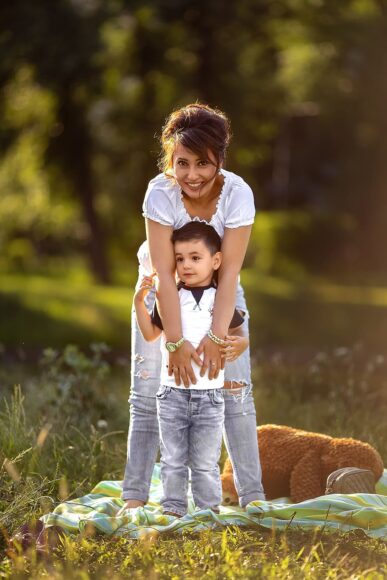 Hình ảnh bé trai cute chụp ảnh cùng mẹ