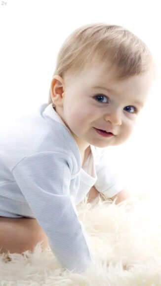 Hình ảnh bé trai cute nghiêng mặt cười