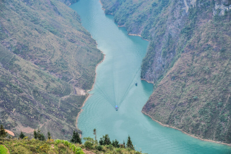 hình ảnh dòng sông được núi bao quanh