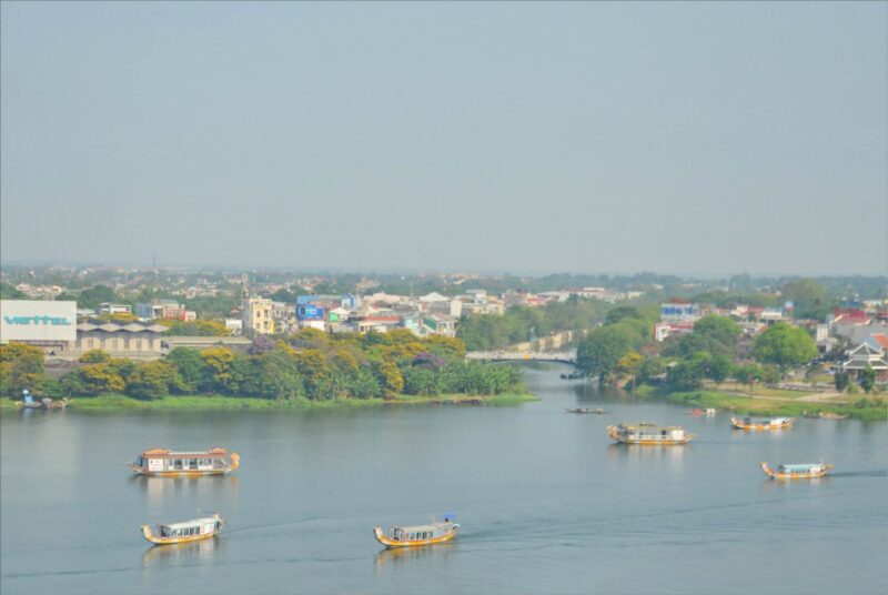 Hình ảnh dòng sông và khách du lịch