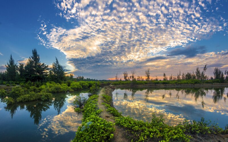 hình ảnh dòng sông và trời xanh