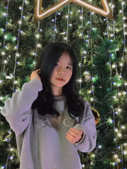 hình ảnh gái k10 chụp trước cây thông