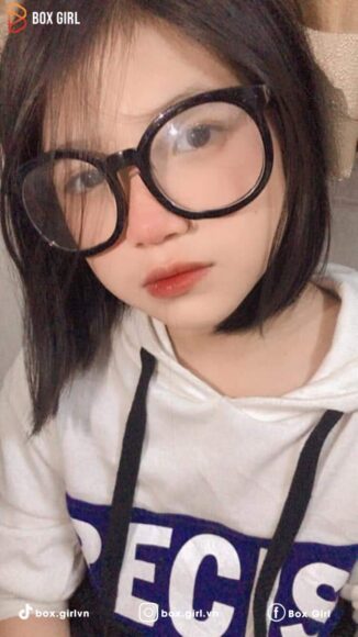 hình ảnh gái k10 đeo kính cute