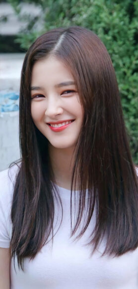 Hình ảnh Nancy cười mỉm