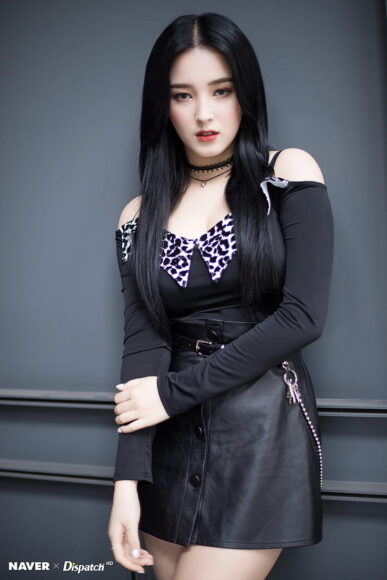 Hình ảnh Nancy mặc váy hở vai