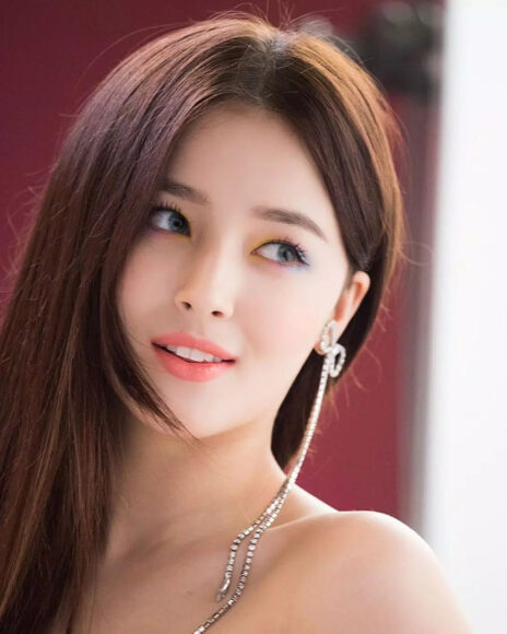 Hình ảnh Nancy tóc cài 1 bên