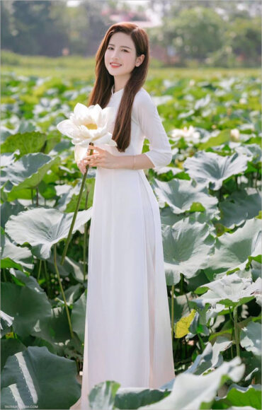 Hình ảnh người đẹp mặc áo dài trắng bên đầm Sen