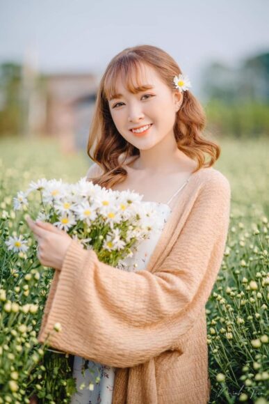 Hình ảnh người đẹp ôm hoa