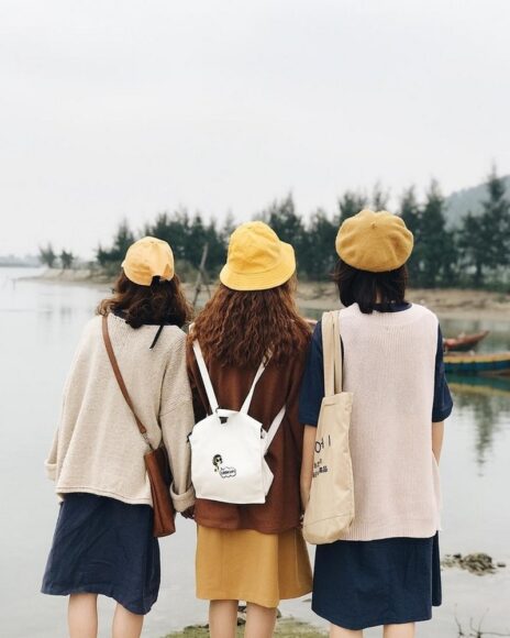 Hình ảnh nhóm bạn thân chụp ảnh từ phía sau