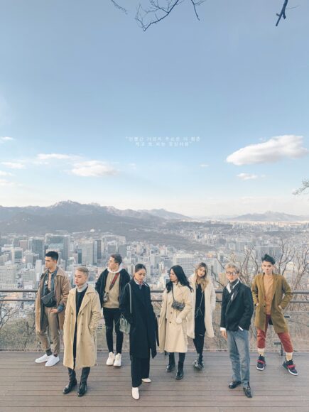 Hình ảnh nhóm bạn thân đi du lịch mặc đồ ấm áp