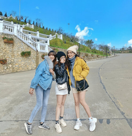 Hình ảnh nhóm bạn thân đội mũ len chụp ảnh