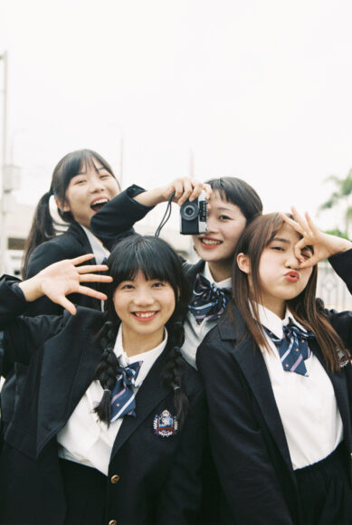 Hình ảnh nhóm bạn thân mặc đồng phục chụp ảnh