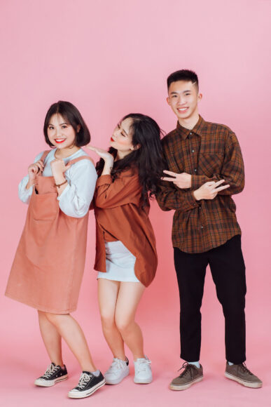 Hình ảnh nhóm bạn thân nam nữ chụp ảnh cách điệu