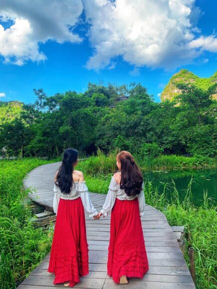 Hình ảnh nhóm bạn thân nữ nắm tay nhau chụp ảnh