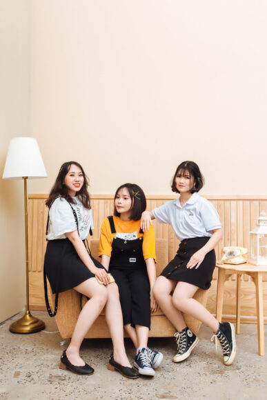 Hình ảnh nhóm bạn thân nữ ngồi trên ghế chụp ảnh