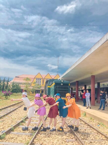 Hình ảnh nhóm bạn thân ôm bụng chụp ảnh