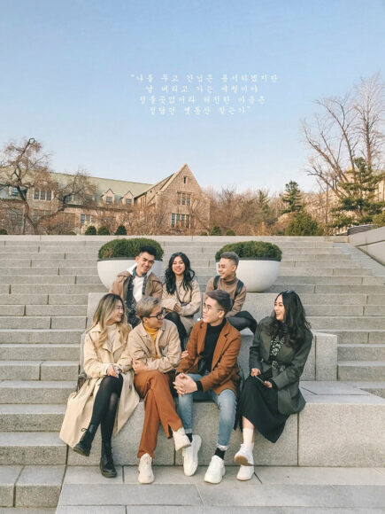 Hình ảnh nhóm bạn thân tạo kiểu nhìn nhau chụp ảnh