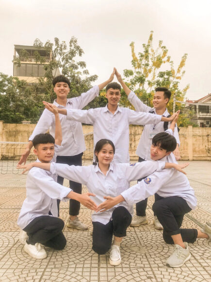 Hình ảnh nhóm bạn thân tạo thành hình ông sao