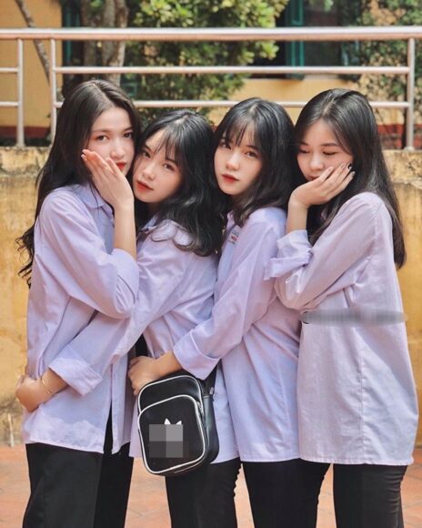 Hình ảnh nhóm bạn thân xinh xắn ôm nhau chụp ảnh