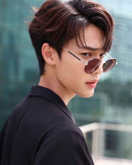 hình ảnh Ren đeo kính ngầu