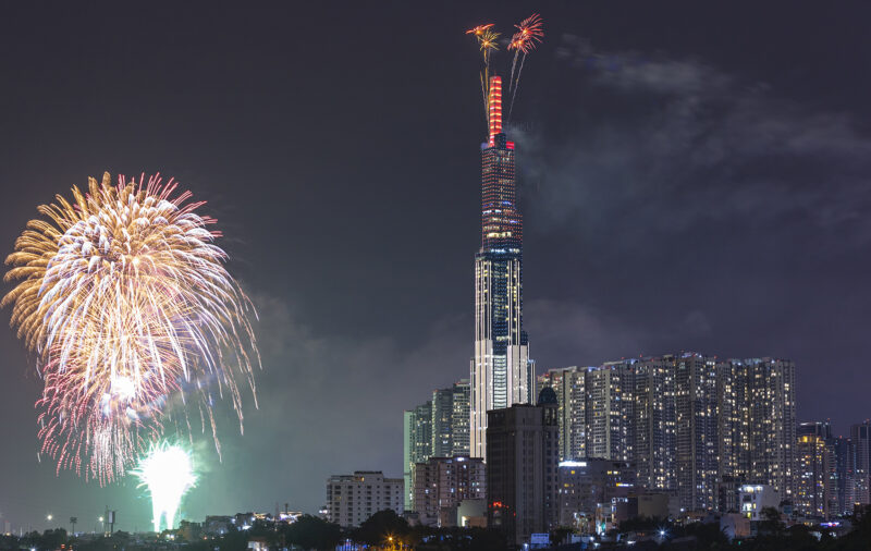Hình ảnh thành phố Hồ Chí Minh rực sáng dưới pháo hoa