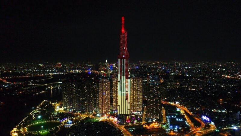 Hình ảnh thành phố Hồ Chí Minh toà nhà 82 tầng thắp đèn màu lá cờ Việt Nam