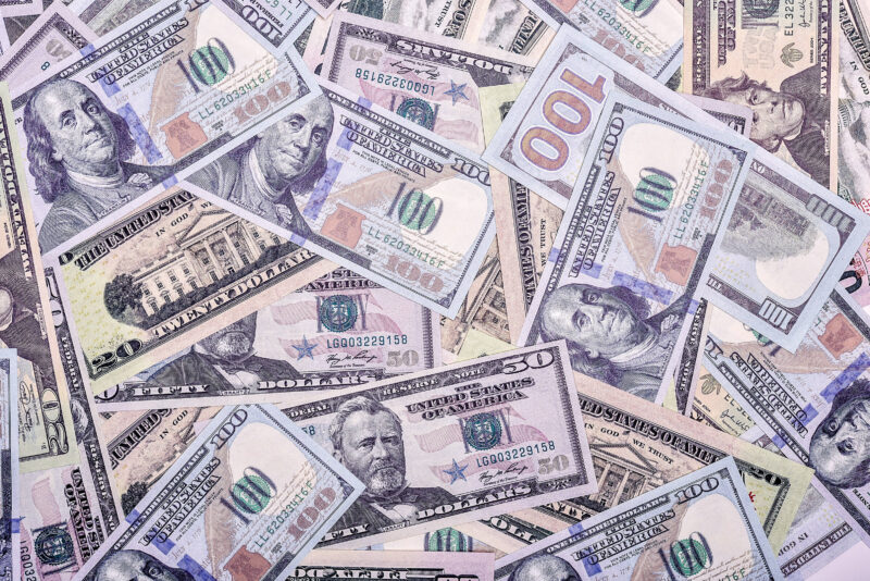 Hình ảnh tiền Đô mệnh giá lớn đặt cạnh nhau