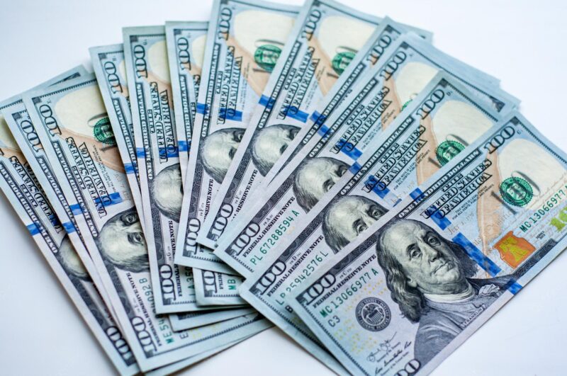 Hình ảnh tiền Đô trải trên mặt bàn