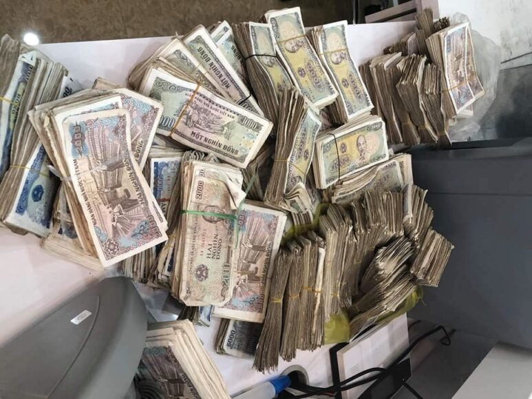 Hình ảnh tiền lẻ chất đống