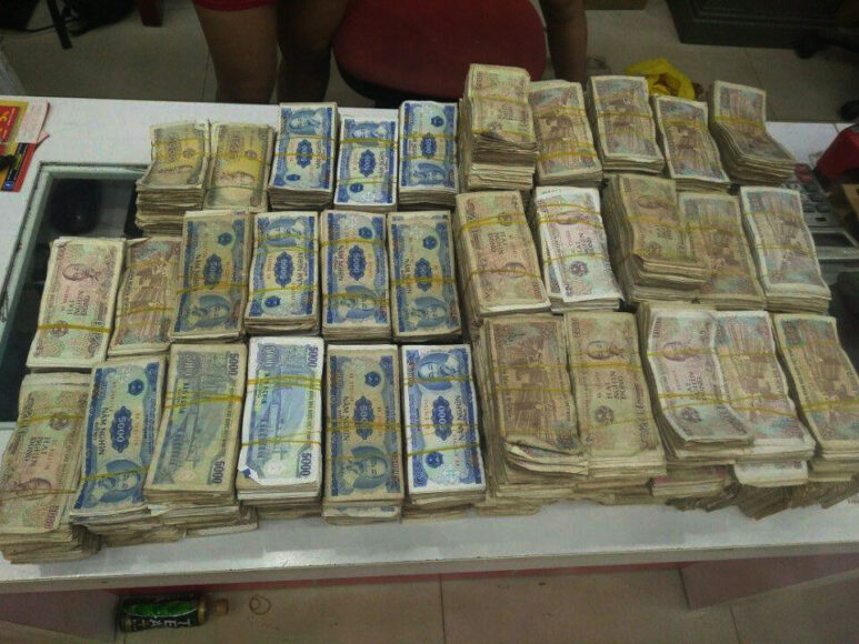 Hình ảnh tiền lẻ đủ mệnh giá trải đều trên bàn