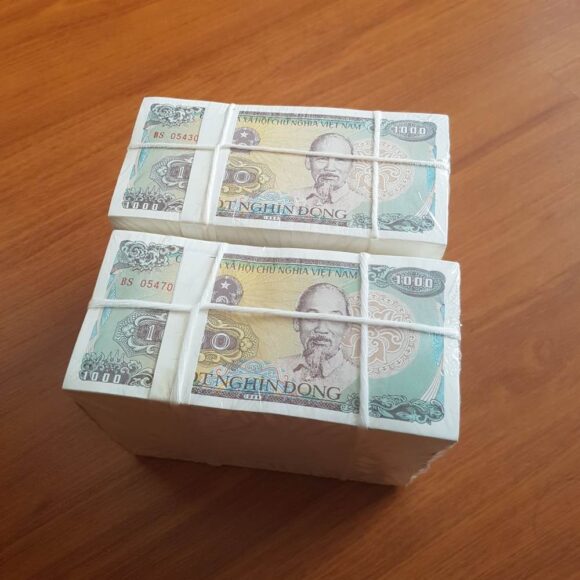 Hình ảnh tiền lẻ xếp thành chồng cao
