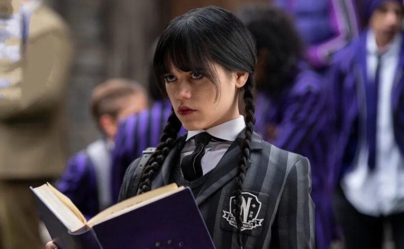 Hình ảnh Wednesday Addams cầm quyển sách