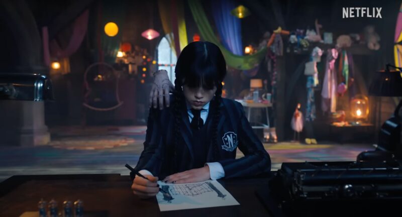 Hình ảnh Wednesday Addams đang ngồi vẽ