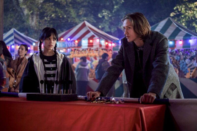 Hình ảnh Wednesday và cậu bạn đứng nói chuyện