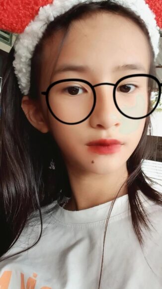 hình gái k10 đeo kính cute