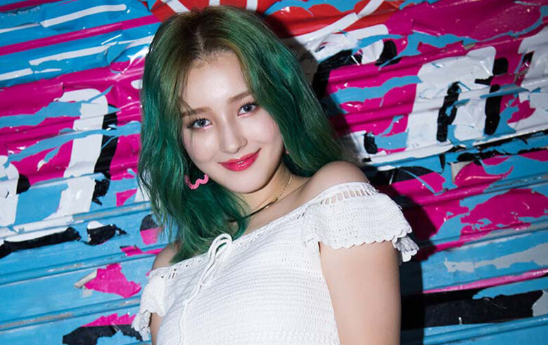 Hình Nancy tóc màu xanh rêu