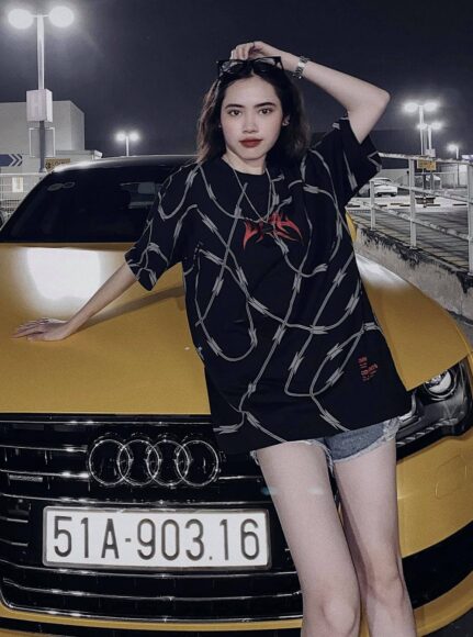 hình Ngọc Matcha chụp với xe
