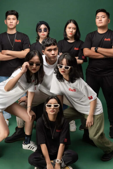 Hình nhóm bạn thân chụp ảnh nghiêm túc