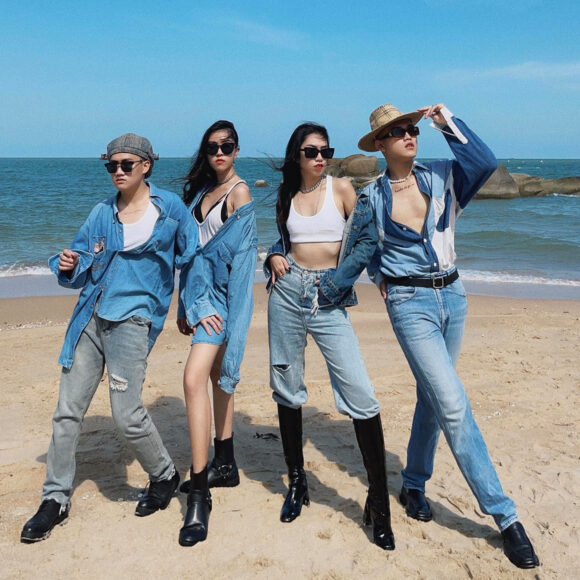 Hình nhóm bạn thân chụp ảnh siêu ngầu bên bãi cát