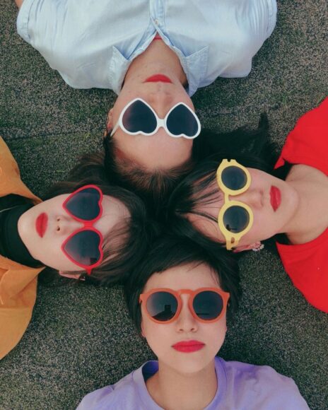 Hình nhóm bạn thân chụp từ trên cao nhìn xuống