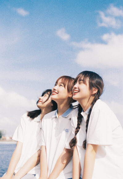 Hình nhóm bạn thân cười tươi ngước nhìn bầu trời