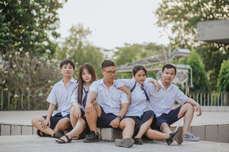 Hình nhóm bạn thân mặc đồng phục chụp ảnh