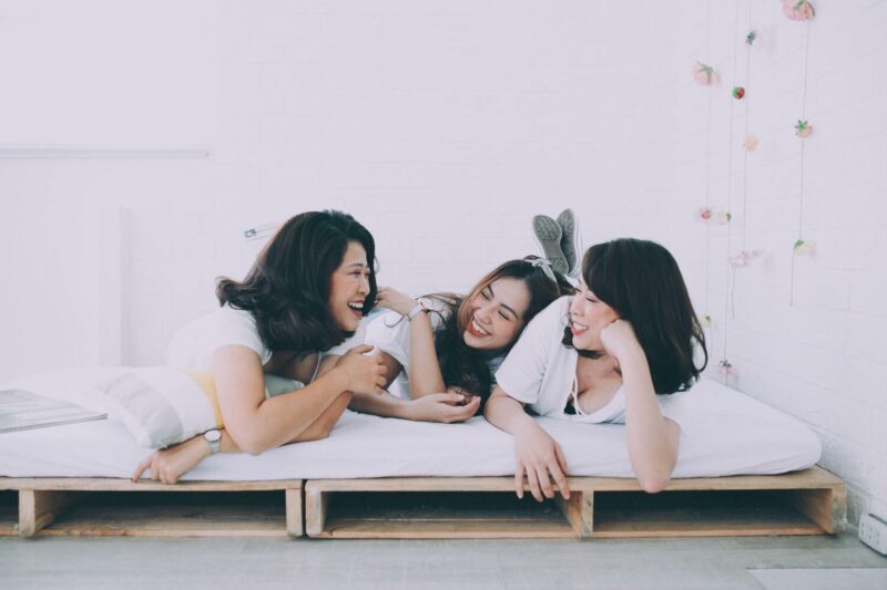Hình nhóm bạn thân nằm cười đùa vui vẻ