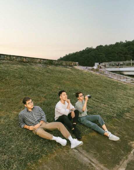 Hình nhóm bạn thân ngồi trên bờ đê