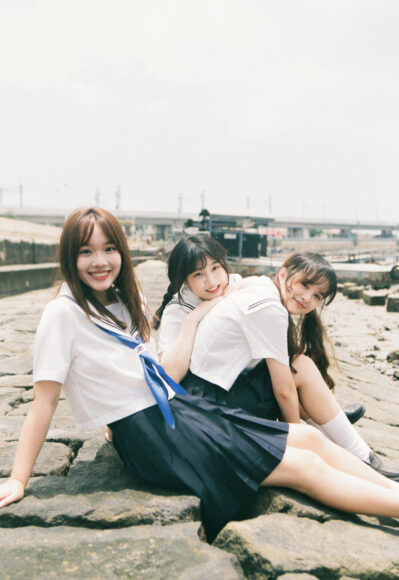 Hình nhóm bạn thân tựa lưng nhau chụp ảnh