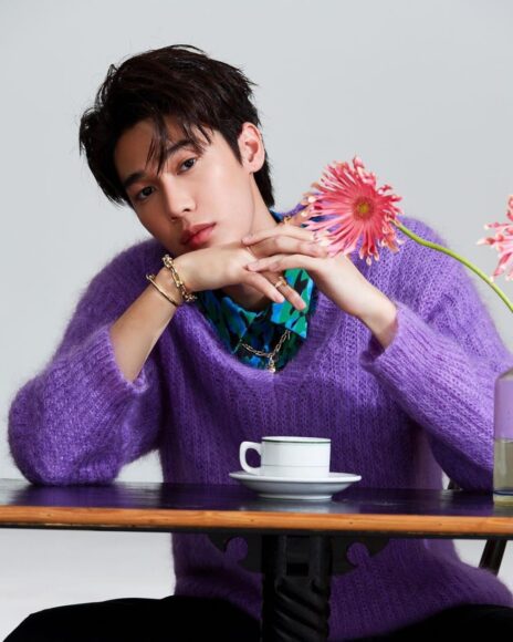 hình Ren mặc áo tím