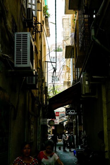 Hình thành phố Hồ Chí Minh cận cảnh trong ngõ hẻm