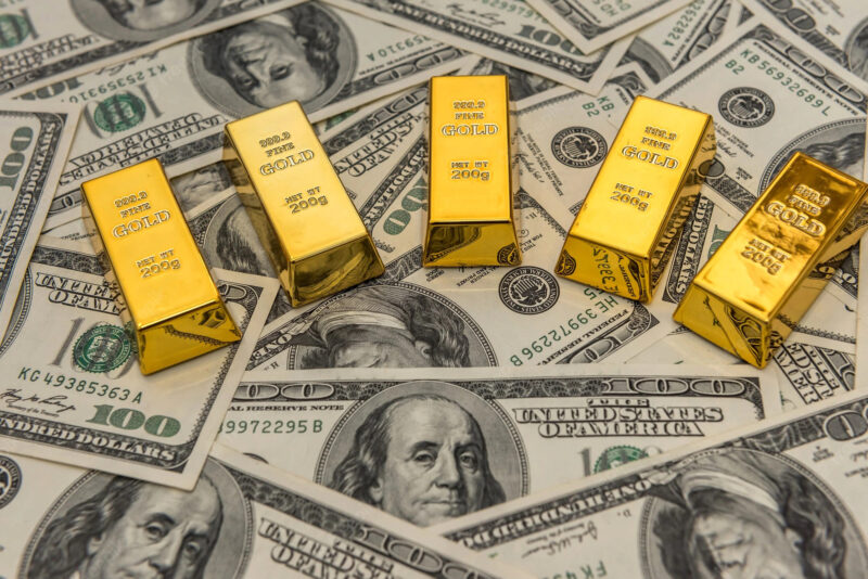 Hình tiền Đô và thỏi vàng đặt lên trên