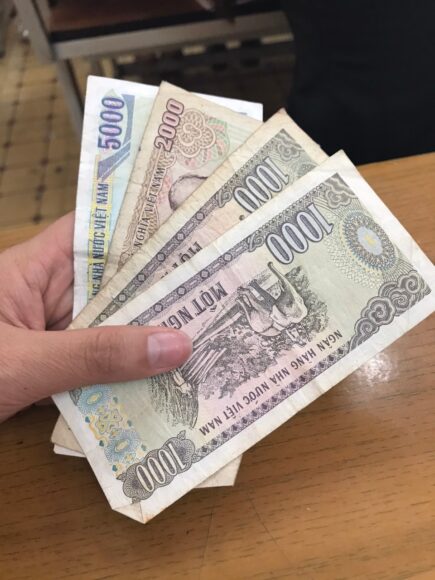 hình tiền lẻ cầm trên tay