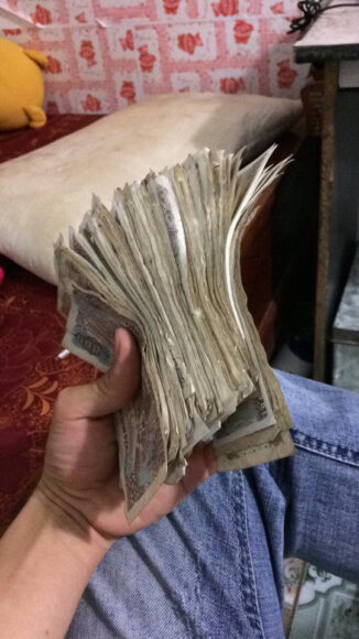 Hình tiền lẻ dày đủ cầm vừa tay